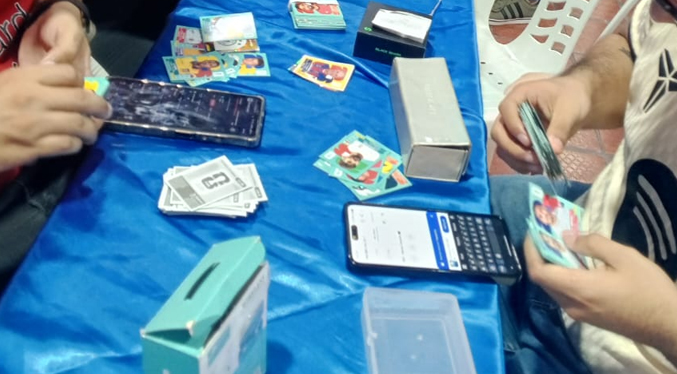 Niños, jóvenes y adultos intercambian barajitas en la sede del Tranvía