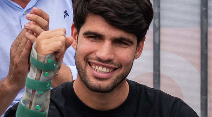 Carlos Alcaraz se retira de Wimbledon por lesión en la muñeca derecha