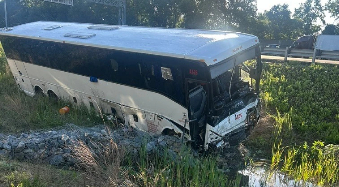 Autobús choca contra autos en Virginia, matando a cinco personas e hiriendo a 34