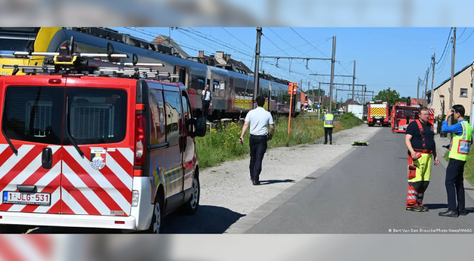 Choque de tren con autobús escolar deja varios muertos en Bélgica