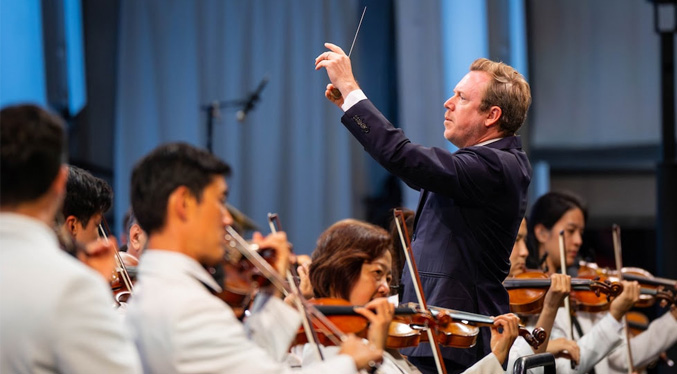 Gustavo Dudamel ya tiene reemplazo como director musical de la Filarmónica de Los Ángeles