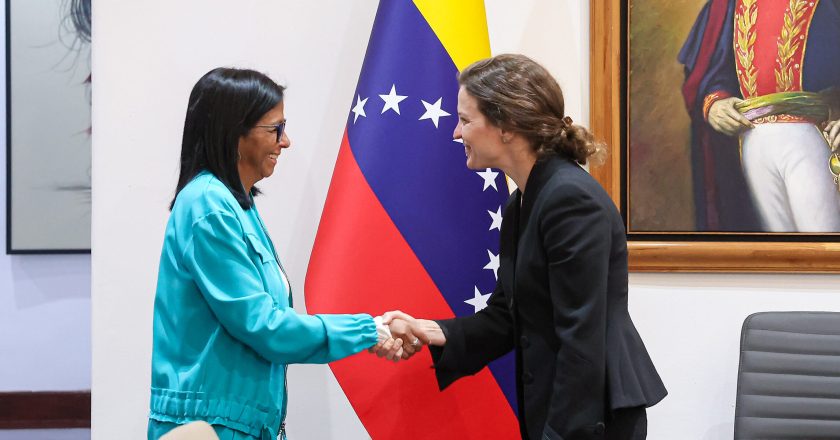 Delcy Rodríguez sostiene encuentro con una delegación del Banco Mundial