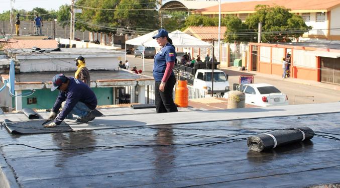 Alcalde Di Martino inspecciona trabajos de impermeabilización en la parroquia Manuel Dagnino