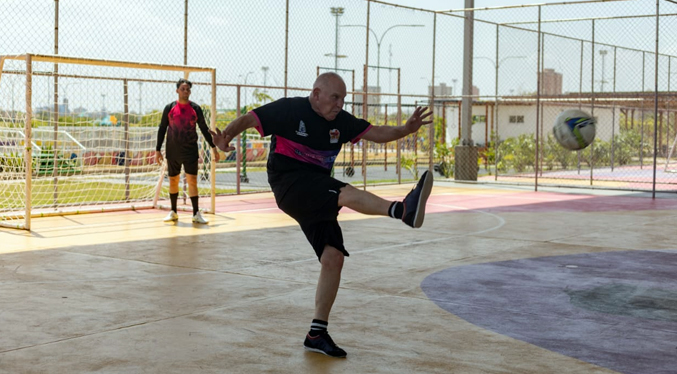 Alcalde Di Martino debuta en los Juegos Interdependencias ¡y marca gol!