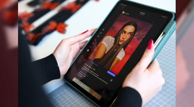 Dua Lipa demanda a la Samsung por usar su imagen sin autorización