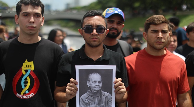 Estudiantes venezolanos claman justicia por la madre de Víctor Quero