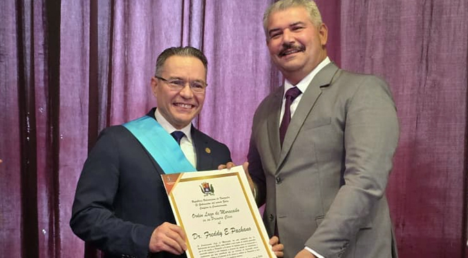 Freddy Pachano recibe la orden Lago de Maracaibo por su meritoria labor como médico y docente