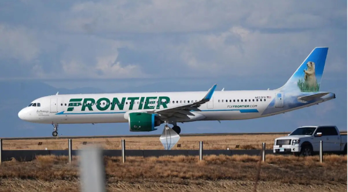 Un avión de Frontier Airlines impacta y mata a peatón en la pista de Denver