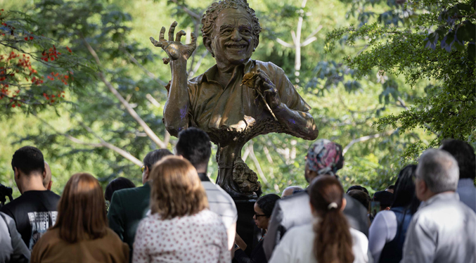 Develan una escultura de Gabriel García Márquez en Venezuela para honrar su legado