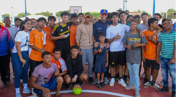 Alcaldía de Maracaibo entrega impecable la cancha de Sol Amada IV y dona kits deportivos