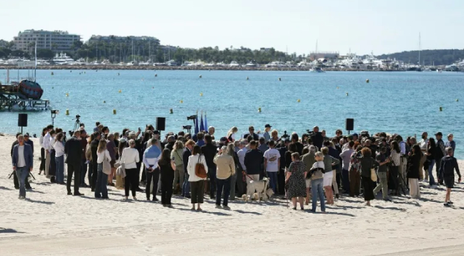 Cannes homenajea a Brigitte Bardot con una playa abierta a los perros