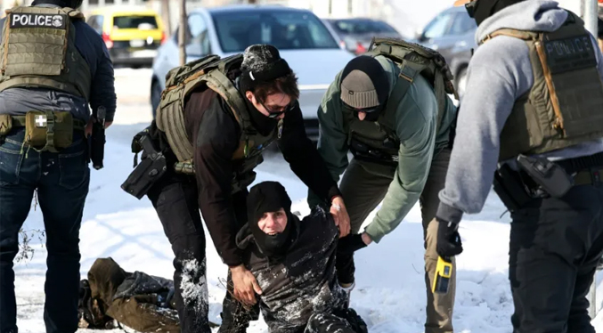 Un agente del ICE enfrenta cargos en Minnesota por el tiroteo que hirió a un venezolano
