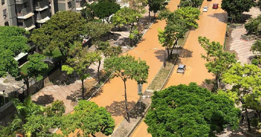 Rotura de una tubería inunda calle de El Cafetal