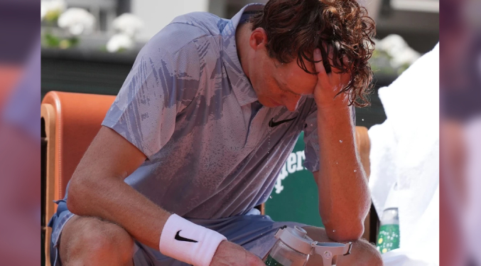 El número 1 Jannik Sinner pierde en 2da ronda del Abierto de Francia durante una ola de calor