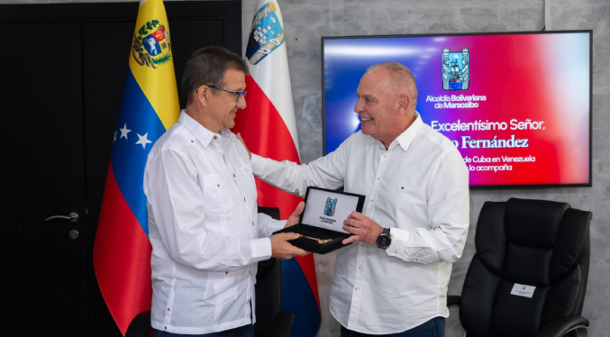 Alcalde Di Martino entrega llave de Maracaibo al Embajador de Cuba en Venezuela