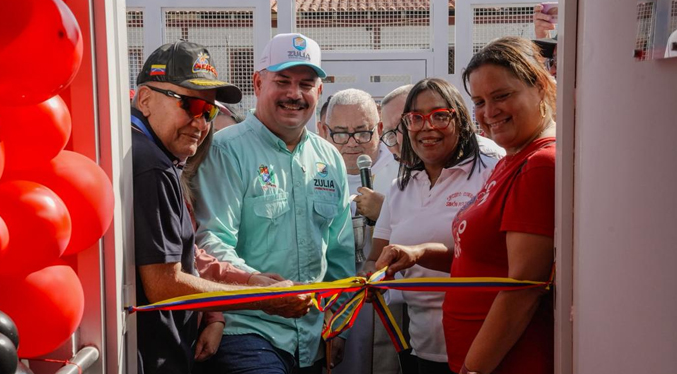 Gobernador Luis Caldera entrega Mercal en Lagunillas
