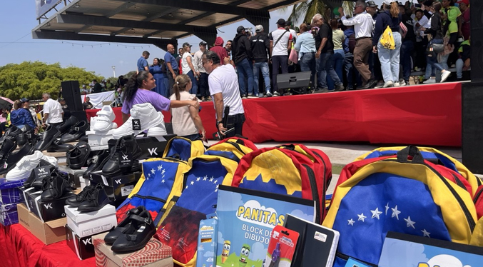 Gobernador entrega dotación para 149 escuelas zulianas y más de 10 mil estudiantes