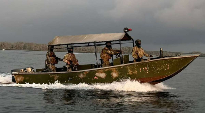 Ecuador militariza un puerto en provincia fronteriza con Perú para combatir a las mafias