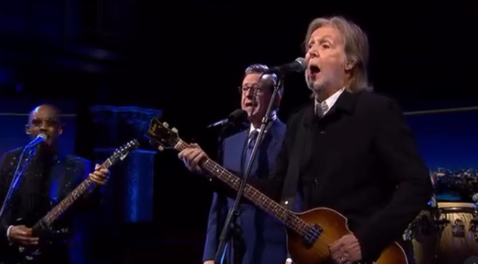 Paul McCartney ayuda a Stephen Colbert a despedirse de “The Late Show” en un ambicioso final