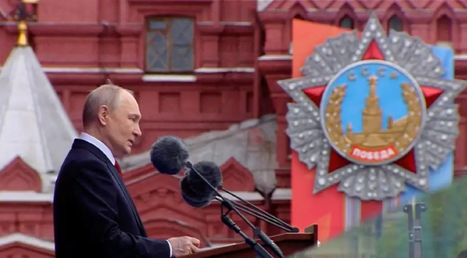 Putin encabeza discreta parada militar en Moscú por el Día de la Victoria