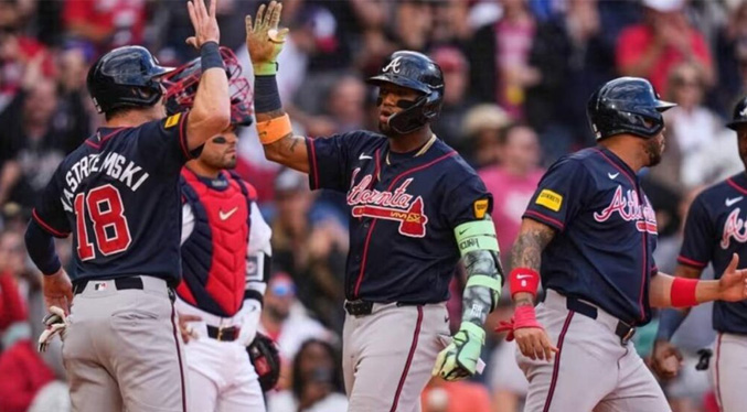 Grand Slam de Ronald Acuña comanda paliza de los Bravos en Boston