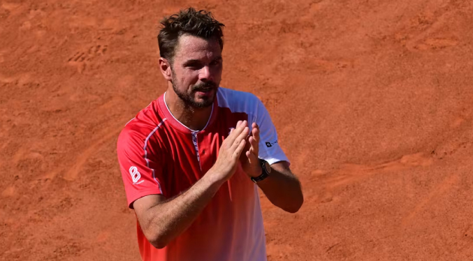 Stan Wawrinka juega su último partido en Roland Garros, homenajeado por las estrellas