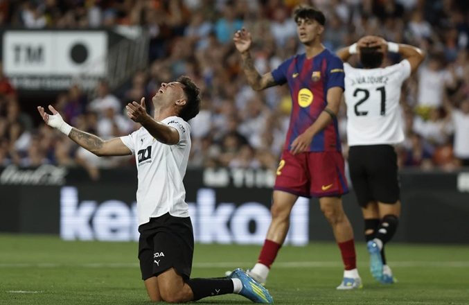 El Valencia remonta al Barcelona, pero se queda sin Europa