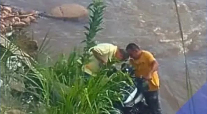 Dos niños y una mujer lesionados tras caer de una moto al río Torbes