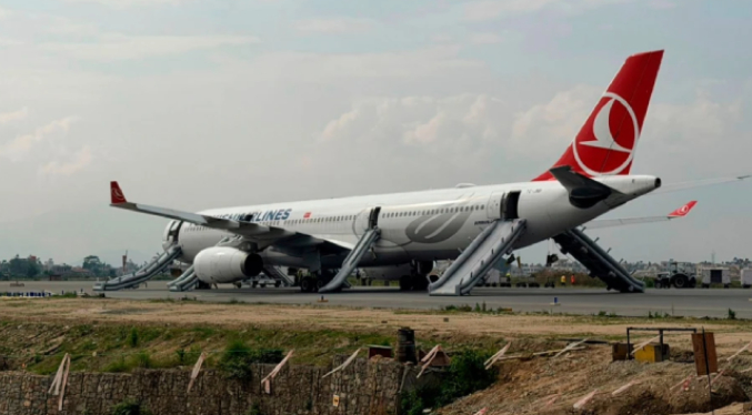 Avión de Turkish Airlines se incendia al aterrizar en aeropuerto de Nepal; todos a salvo