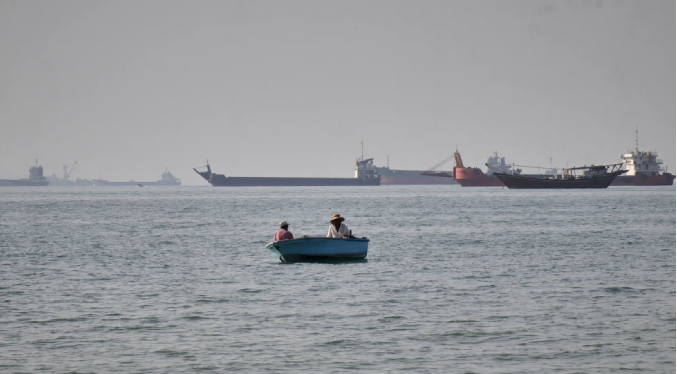 Un barco cerca de los Emiratos es capturado y llevado a Irán, otro es atacado y se hunde