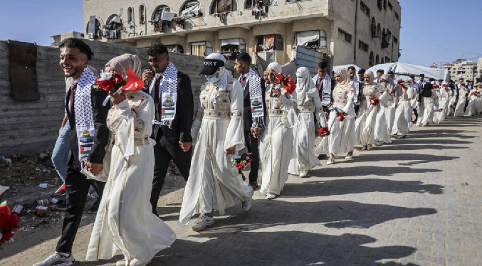 Boda colectiva en una Gaza en ruinas, un festejo para «seguir viviendo»