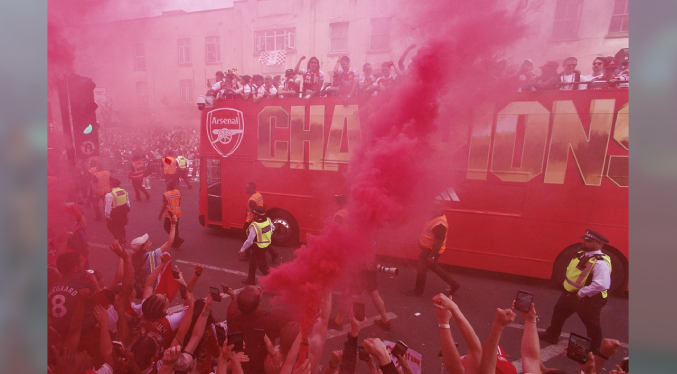 El Arsenal pasa la página de la Champions con un baño de masas por la Premier League