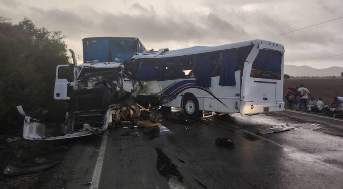 Choque de gandola y autobús en Anzoátegui deja nueve muertos y más de 20 heridos