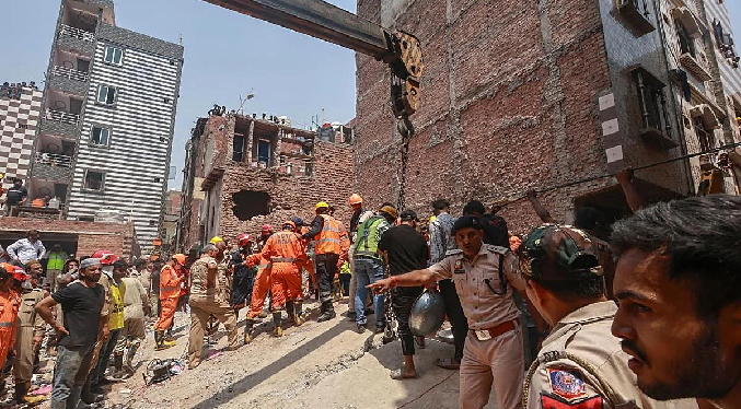 Al menos 6 personas pueden estar atrapadas tras colapsar un edificio en Nueva Delhi