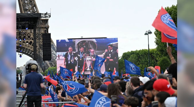La capital francesa acoge el desfile del PSG tras los enfrentamientos la víspera
