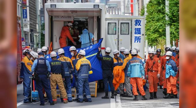 Más de 20 hospitalizados después de que alguien pareciera rociar una sustancia desconocida en Tokio