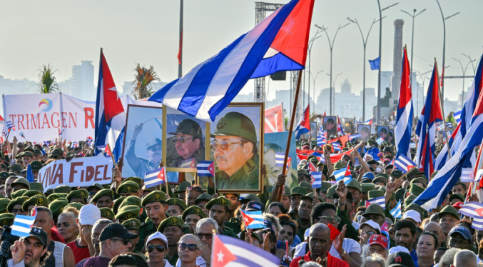 Manifestación frente a la Embajada de EEUU en Cuba en apoyo a Raúl Castro