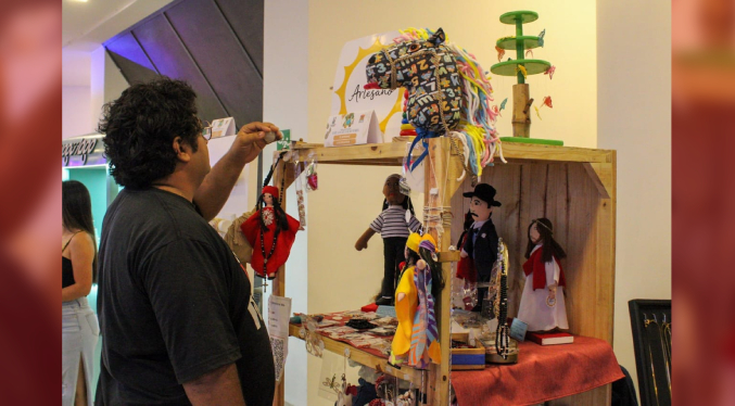 En Maracaibo se hacen juguetes de madera y se produce miel de calidad por lo visto en la Feria Artesanal