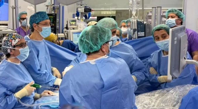 Medicos españoles operan en el vientre materno a un feto que tenía los intestinos fuera del cuerpo