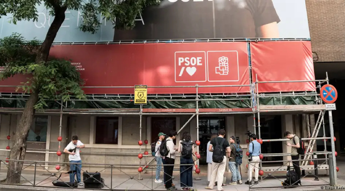 Guardia Civil española irrumpe en sede del PSOE en Madrid