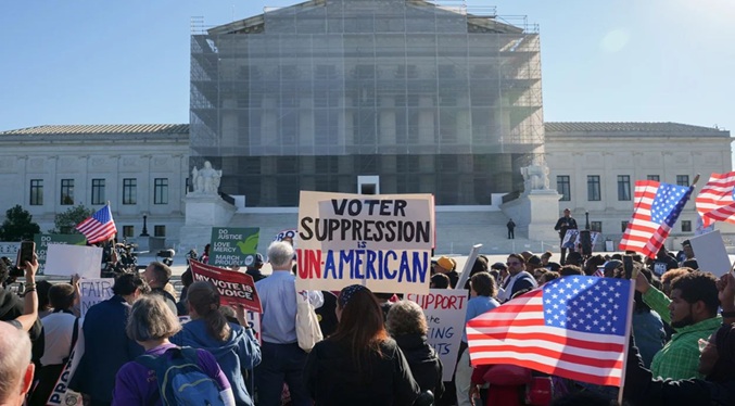Votantes protestan en Luisiana por nuevo mapa electoral que busca favorecer a Trump