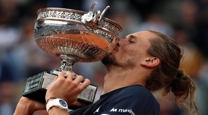 Zverev sufre para levantar el título de Roland Garros