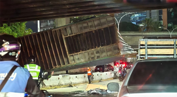 Tres fallecidos deja vuelco de gandola en la autopista Gran Cacique Guaicaipuro