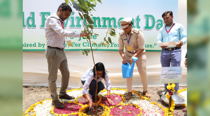 Delcy Rodríguez participa en simbólica siembra de árbol a su llegada a la localidad india de Jamnagar