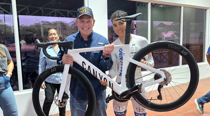 Alcalde Di Martino entrega bicicleta de alta gama al Embajador Deportivo Luis Miguel Hernández