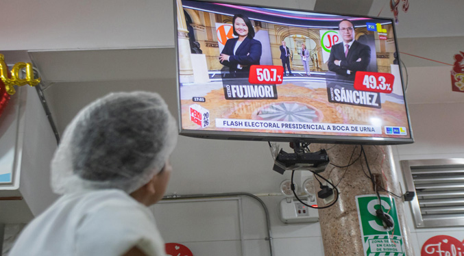 Balotaje en Perú: Fujimori sigue cinco puntos por delante de Sánchez con el 50 % del escrutinio