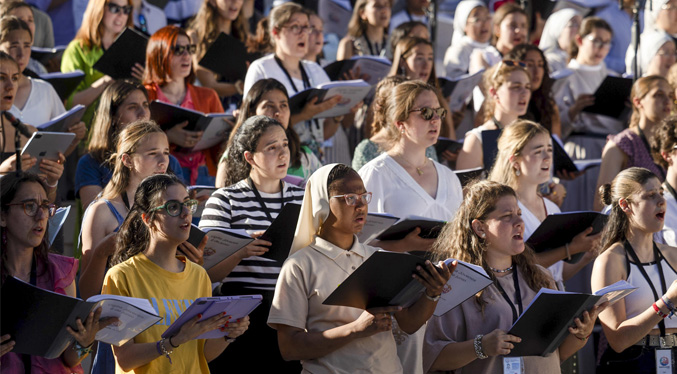Nervios y emoción en los ensayos del coro que pondrá la banda sonora a vigilia con el Papa