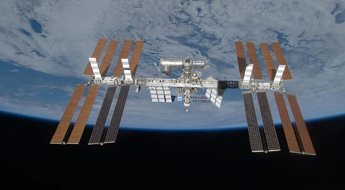 NASA ordena a astronautas refugiarse tras nueva fuga en la Estación Espacial Internacional