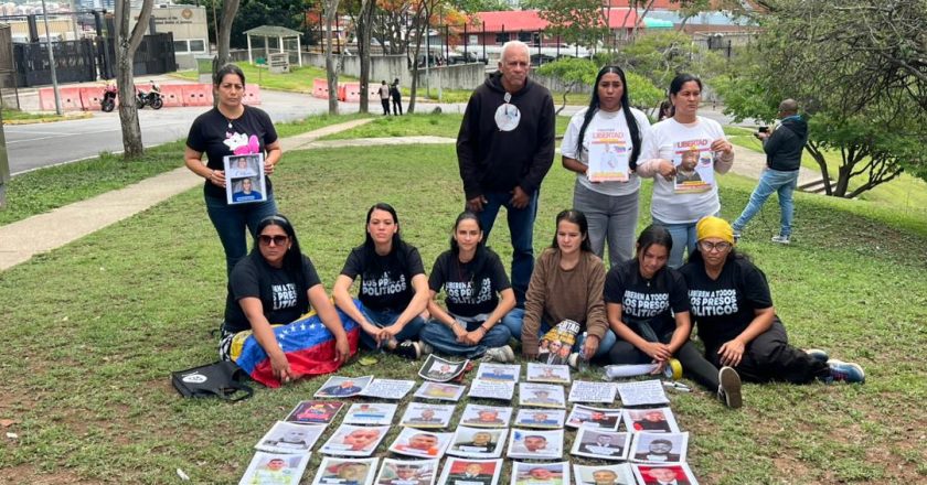 Familiares de presos políticos piden apoyo a EEUU desde las afueras de la embajada en Caracas