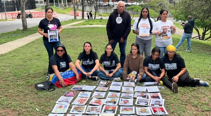 Familias de presos políticos permanecen en las adyacencias de la embajada de EEUU